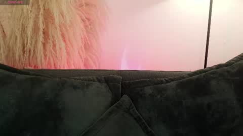 Snapshot of mia_roux1 chatting on 14, 6, 2026 Mia online show from 14, 6, 2026