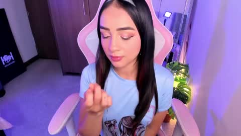 mia  nicolle online show from 16, 4, 2026