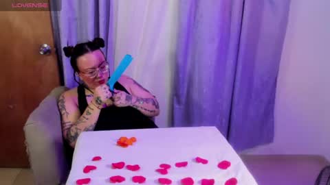 Snapshot of miaandmolly_ chatting on 19, 6, 2026 mia red hair molly short hair online show from 19, 6, 2026