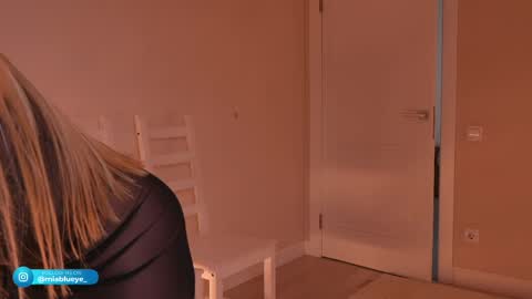 Snapshot of miablueye chatting on 20, 5, 2026 miablueye online show from 20, 5, 2026