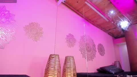 MiaCassel online show from 1, 11, 2025