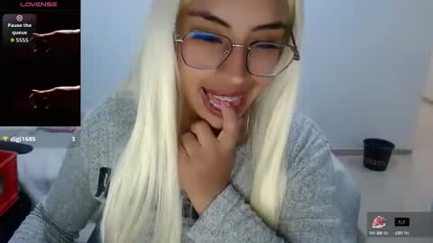 Snapshot of miajuk chatting on 28, 10, 2025 Emma online show from 28, 10, 2025