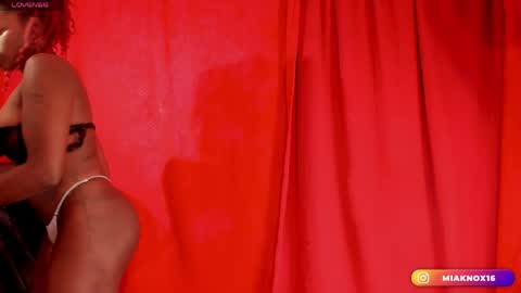 Snapshot of miaknox chatting on 19, 5, 2026 Mia online show from 19, 5, 2026