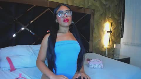 Mia Thompson online show from 3, 12, 2025