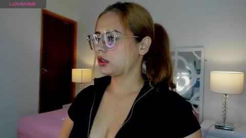 Snapshot of mikaelastonne chatting on 9, 11, 2025 Mikaela blondie bigass online show from 9, 11, 2025