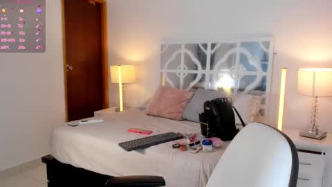 Snapshot of mikaelastonne chatting on 7, 1, 2026 Mikaela blondie bigass online show from 7, 1, 2026