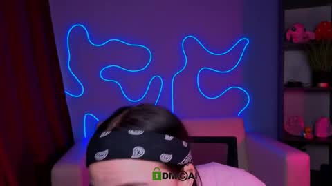 Mika online show from 21, 11, 2025