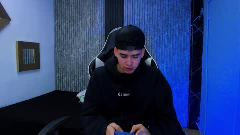 Mike 0233 online show from 17, 12, 2025