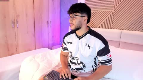 Mikeee online show from 2, 4, 2026