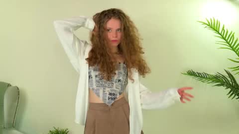Snapshot of mila_stain chatting on 5, 5, 2026 Mila online show from 5, 5, 2026