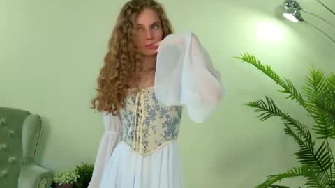 Snapshot of mila_stain chatting on 7, 5, 2026 Mila online show from 7, 5, 2026
