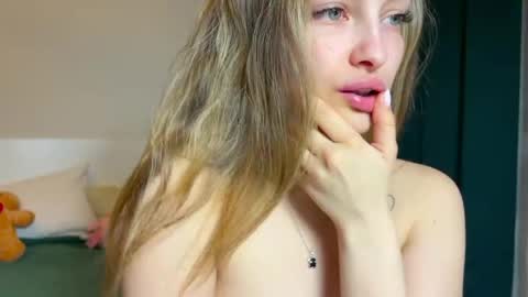 Snapshot of mileyy_cutee chatting on 15, 4, 2026 Miley online show from 15, 4, 2026