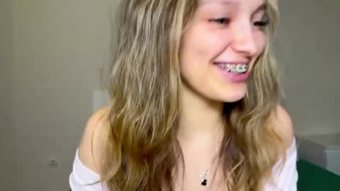 Snapshot of mileyy_cutee chatting on 19, 4, 2026 Miley online show from 19, 4, 2026