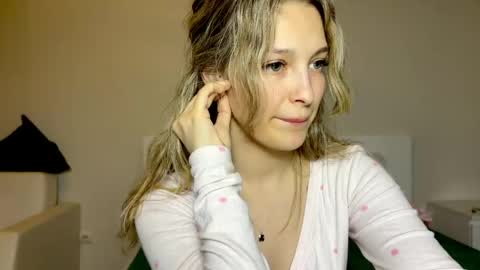 Snapshot of mileyy_cutee chatting on 1, 5, 2026 Miley online show from 1, 5, 2026