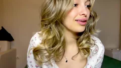 Snapshot of mileyy_cutee chatting on 3, 5, 2026 Miley online show from 3, 5, 2026