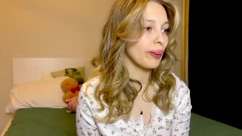 Snapshot of mileyy_cutee chatting on 4, 5, 2026 Miley online show from 4, 5, 2026