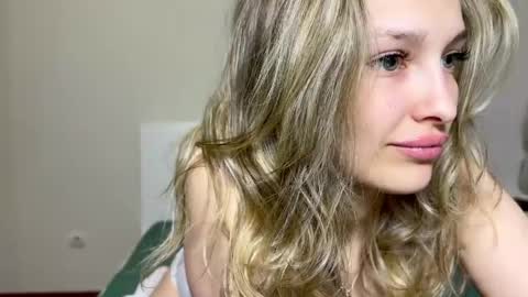 Snapshot of mileyy_cutee chatting on 12, 5, 2026 Miley online show from 12, 5, 2026