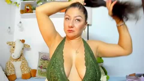 Snapshot of milfboobs_10 chatting on 7, 7, 2026 Nakary Bustamante online show from 7, 7, 2026