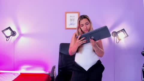 Snapshot of milliesummer chatting on 19, 4, 2026 Millie online show from 19, 4, 2026