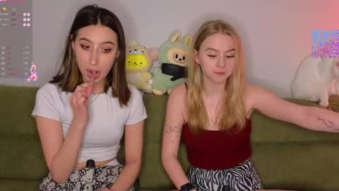 Snapshot of mimipaws chatting on 28, 4, 2026 MilaBlack and StacyBlonde Today unboxing Lovens OMG online show from 28, 4, 2026