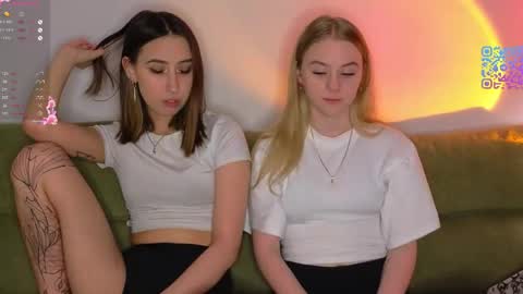 Snapshot of mimipaws chatting on 1, 5, 2026 MilaBlack and StacyBlonde Today unboxing Lovens OMG online show from 1, 5, 2026