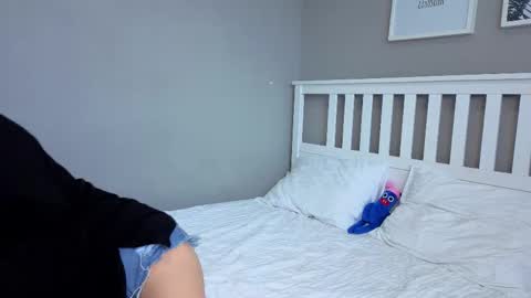 Snapshot of mini_bunny_mini chatting on 28, 10, 2025 KarinaLeila online show from 28, 10, 2025