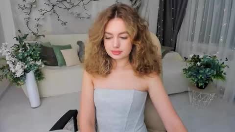 Snapshot of miraclecurly chatting on 23, 10, 2025 Emma online show from 23, 10, 2025