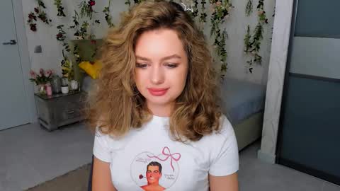 Snapshot of miraclecurly chatting on 24, 10, 2025 Emma online show from 24, 10, 2025