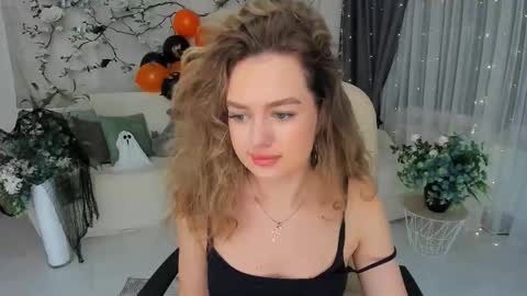 Snapshot of miraclecurly chatting on 28, 10, 2025 Emma online show from 28, 10, 2025