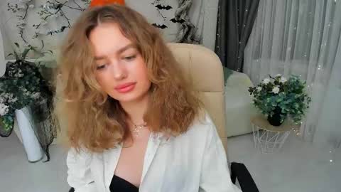 Snapshot of miraclecurly chatting on 29, 10, 2025 Emma online show from 29, 10, 2025