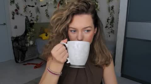 Snapshot of miraclecurly chatting on 30, 10, 2025 Emma online show from 30, 10, 2025