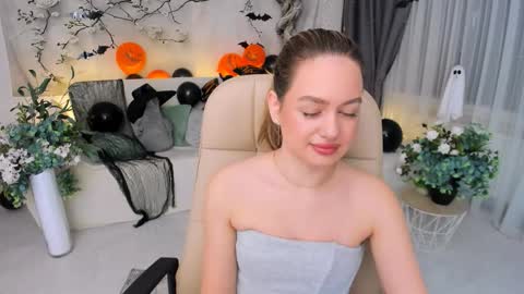 Snapshot of miraclecurly chatting on 3, 11, 2025 Emma online show from 3, 11, 2025