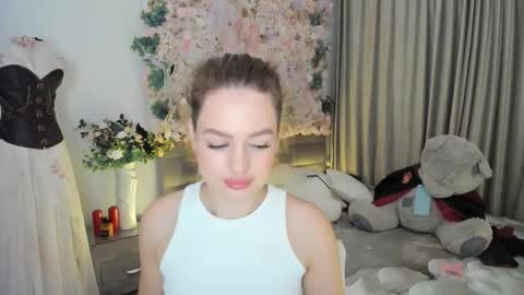 Snapshot of miraclecurly chatting on 7, 11, 2025 Emma online show from 7, 11, 2025