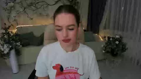 Snapshot of miraclecurly chatting on 9, 11, 2025 Emma online show from 9, 11, 2025