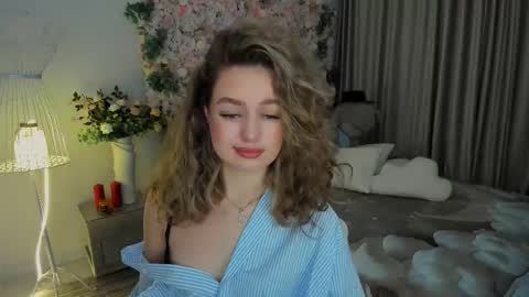 Snapshot of miraclecurly chatting on 12, 11, 2025 Emma online show from 12, 11, 2025