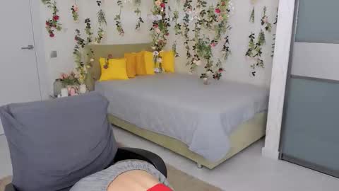 Snapshot of miraclecurly chatting on 27, 11, 2025 Emma online show from 27, 11, 2025