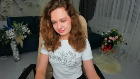 Snapshot of miraclecurly chatting on 15, 4, 2026 Emma online show from 15, 4, 2026