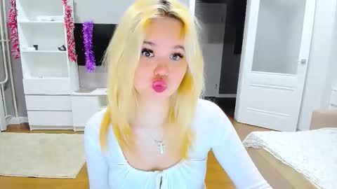 Snapshot of miss__selena chatting on 15, 12, 2025 miss__selena online show from 15, 12, 2025