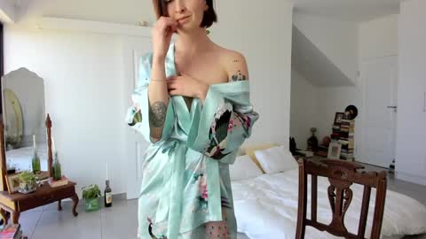 Alexandra Thorn online show from 25, 9, 2025