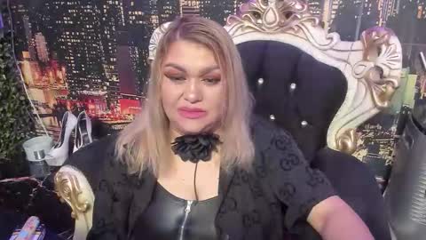 Snapshot of missqueent chatting on 2, 11, 2025 QueenT online show from 2, 11, 2025