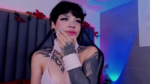 Snapshot of misstomie_ chatting on 2, 1, 2025 Tomiehelp me get to 100 thumbs up online show from 2, 1, 2025