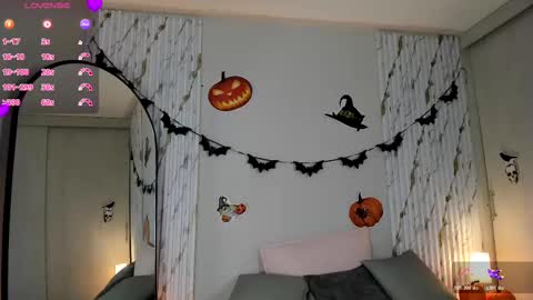 Snapshot of missvioleet chatting on 19, 10, 2025 missvioleet online show from 19, 10, 2025