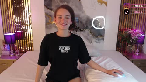 Snapshot of miticabrennet chatting on 7, 4, 2026 Mtica Brennet online show from 7, 4, 2026