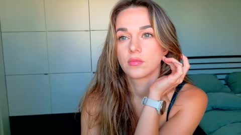 mmminnie online show from 6, 11, 2025