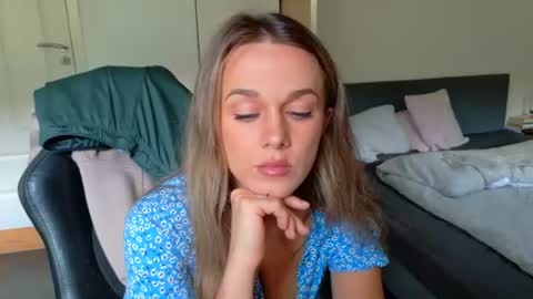 Snapshot of mmminnie chatting on 8, 7, 2026 mmminnie online show from 8, 7, 2026