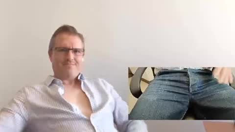 Snapshot of moe_001 chatting on 29, 9, 2025 Moe online show from 29, 9, 2025