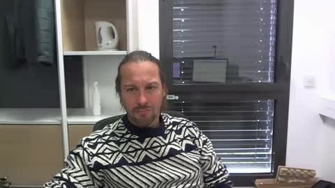 Snapshot of moi9876543210 chatting on 25, 11, 2025 Julien online show from 25, 11, 2025