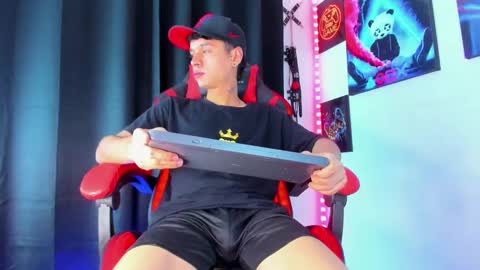 Snapshot of moises_23cm chatting on 6, 12, 2024 moises_23cm online show from 6, 12, 2024