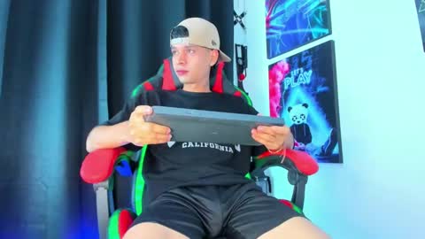 Snapshot of moises_23cm chatting on 13, 1, 2025 moises_23cm online show from 13, 1, 2025