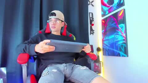 Snapshot of moises_23cm chatting on 2, 2, 2025 moises_23cm online show from 2, 2, 2025
